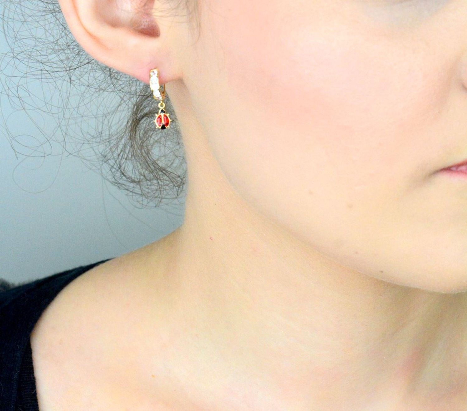 Kolczyki złote 585 z cyrkoniami i wiszącymi biedronkami KL 7885 wykonane z czerwonej emalii, wykonane ze złota próby 585 o wadze 1,80 grama idealnie będą prezentowały się 2.jpg